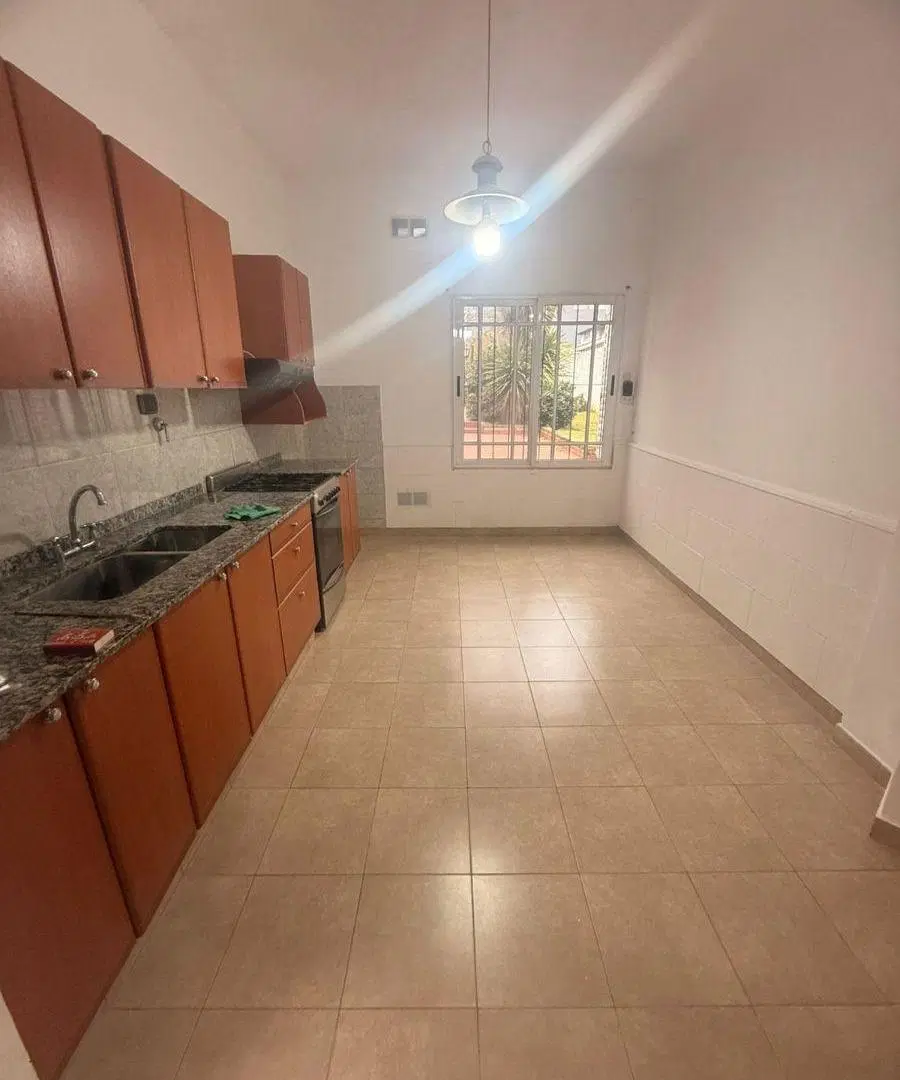 Hermosa Casa en Alquiler con Fondo Libre 2