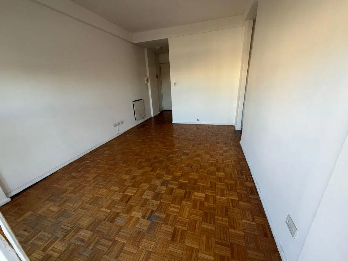 DEPARTAMENTO DE 2 AMBIENTES AL CONTRAFRENTE A PULMON DE MANZANA CON BALCON TODO SOL PISO 7° 1