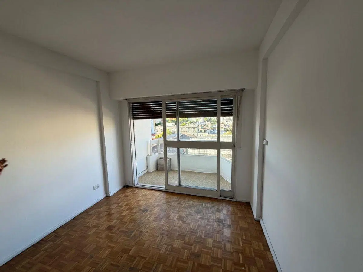 DEPARTAMENTO DE 2 AMBIENTES AL CONTRAFRENTE A PULMON DE MANZANA CON BALCON TODO SOL PISO 7° 5