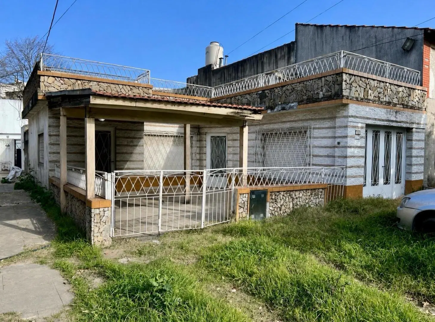 Casa en venta B° Piedrabuena 3 ambientes, patio al frente, garage y terraza 2