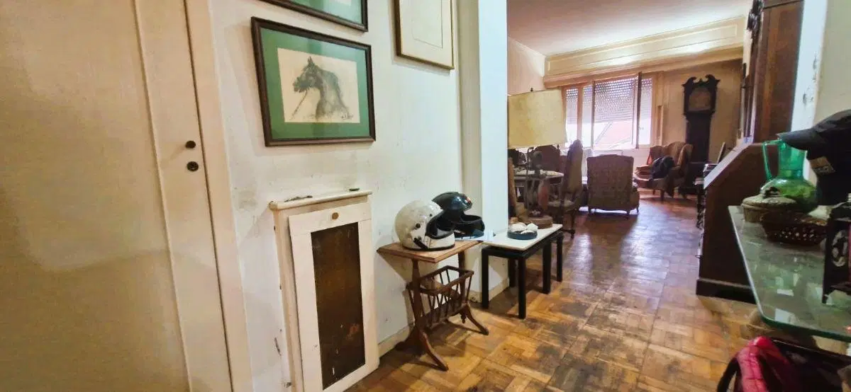 Se vende Departamento en Edificio De Categoría, 3 Amb. con Dependencia - Servicio 2