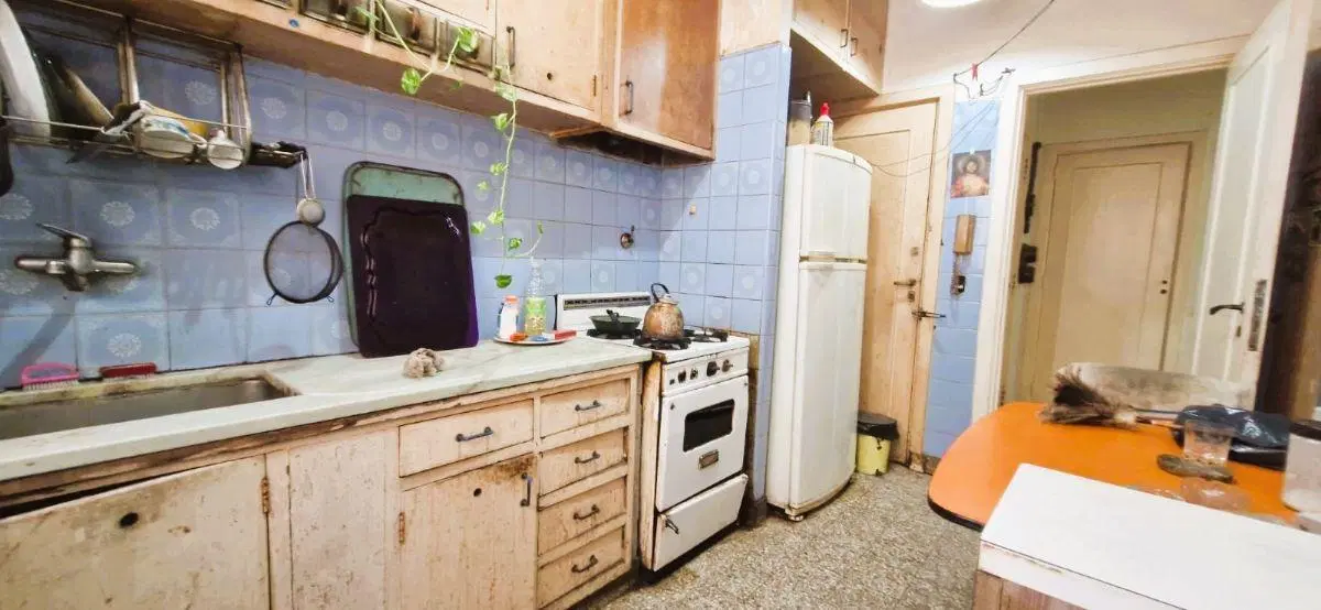 Se vende Departamento en Edificio De Categoría, 3 Amb. con Dependencia - Servicio 8