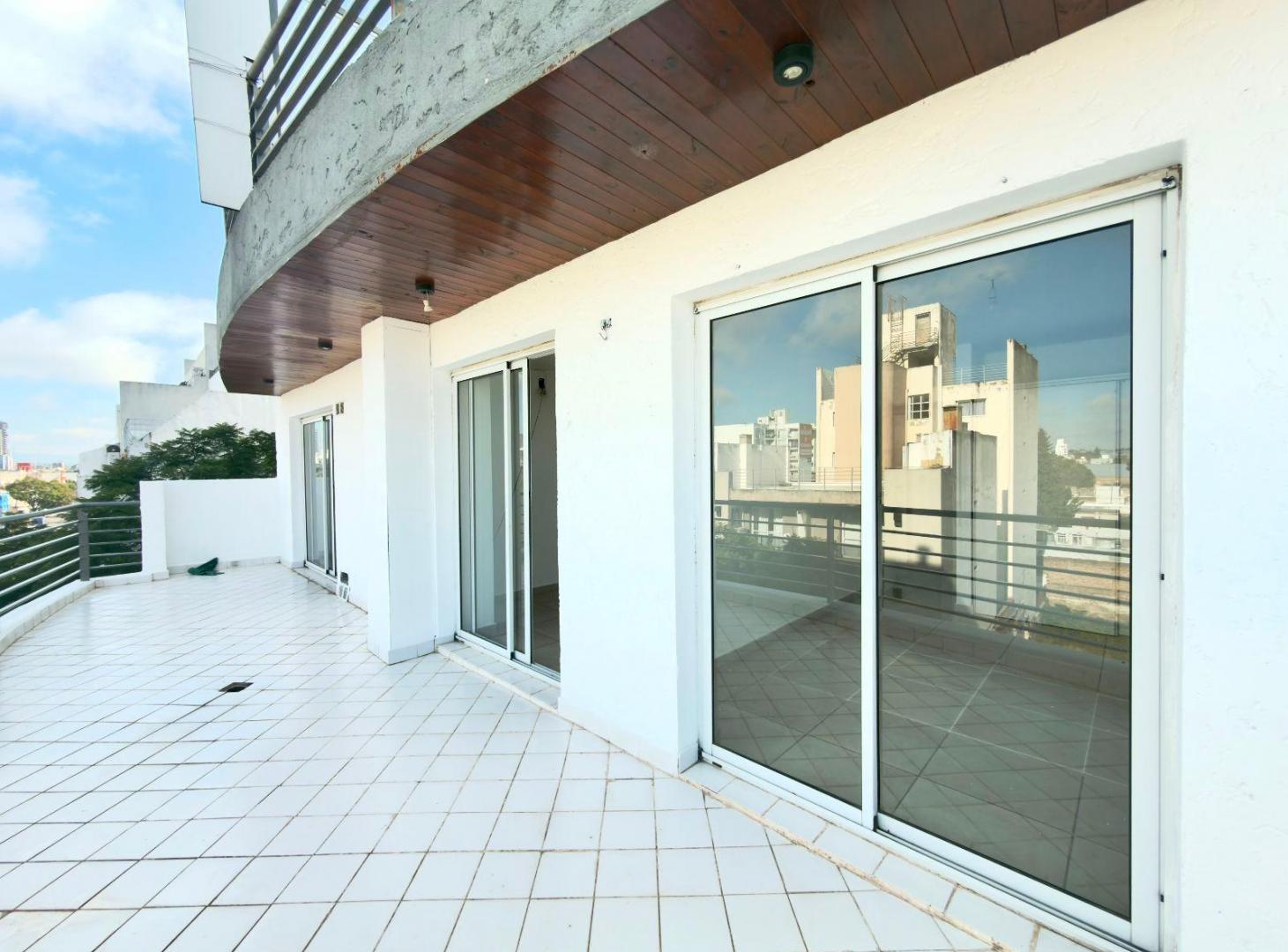 Foto de VENTA DEPARTAMENTO 2 DORM ALTO ALBERDI BALCON, imagen 2