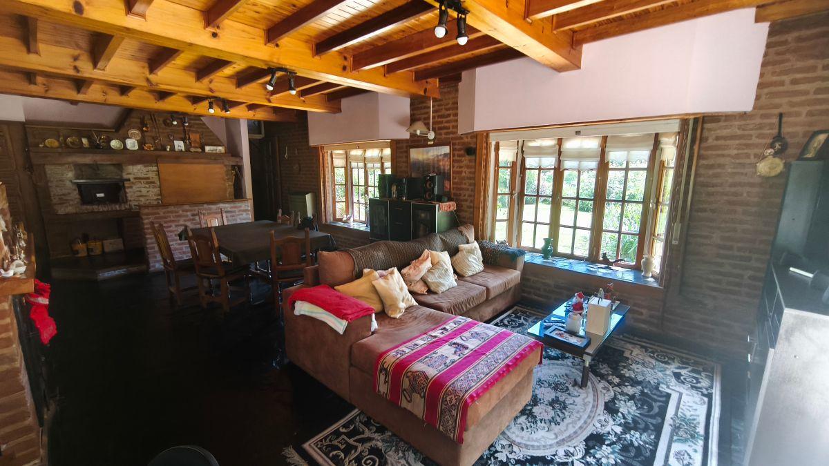 Foto de Chalet 5 ambientes con parque y piscina en tres lotes - La Armonia, imagen 1