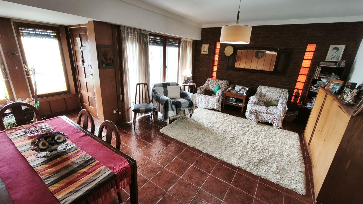 Chalet 4 ambientes con cochera y patio - Villa Primera