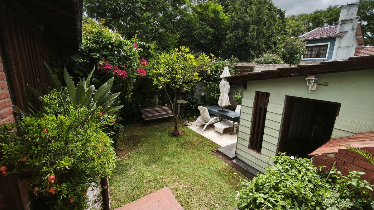 Chalet 5 ambientes con parque y quincho – Parque Luro