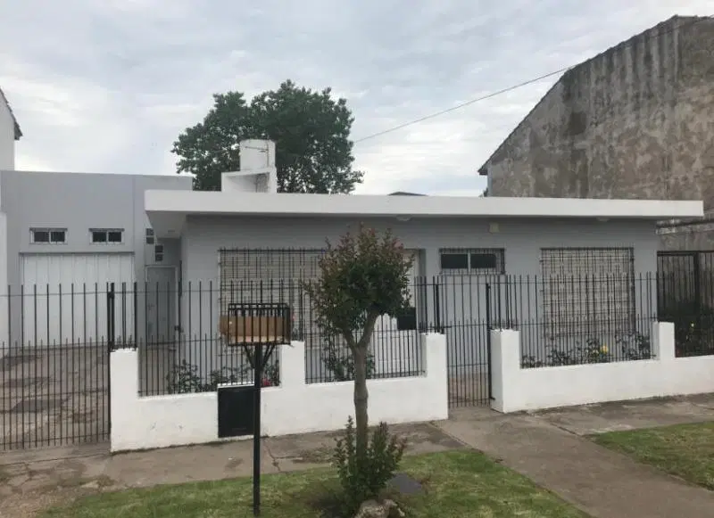 Casa con garage 4 ambientes , parque y cochera para 3 autos. Barrio Lopez de Gomara 1