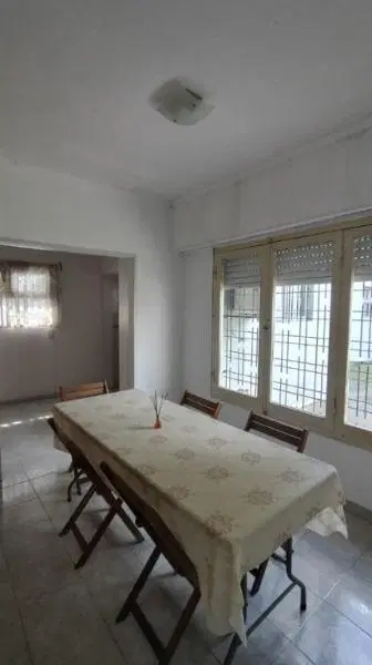 Casa con garage 4 ambientes , parque y cochera para 3 autos. Barrio Lopez de Gomara 2