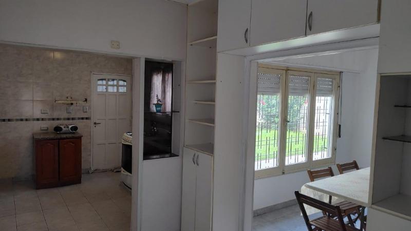 Foto de Casa con garage 4 ambientes , parque y cochera para 3 autos. Barrio, imagen 3