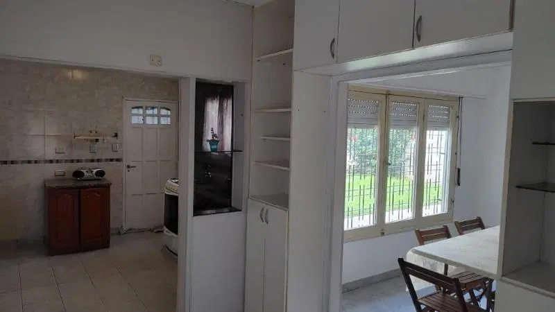 Casa con garage 4 ambientes , parque y cochera para 3 autos. Barrio Lopez de Gomara 3