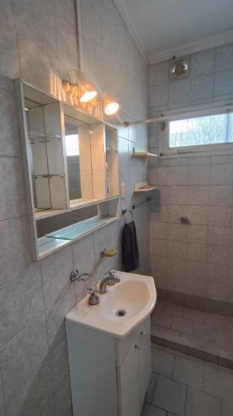 Foto de Casa con garage 4 ambientes , parque y cochera para 3 autos. Barrio, imagen 4