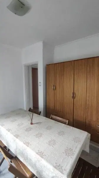 Casa con garage 4 ambientes , parque y cochera para 3 autos. Barrio Lopez de Gomara 5