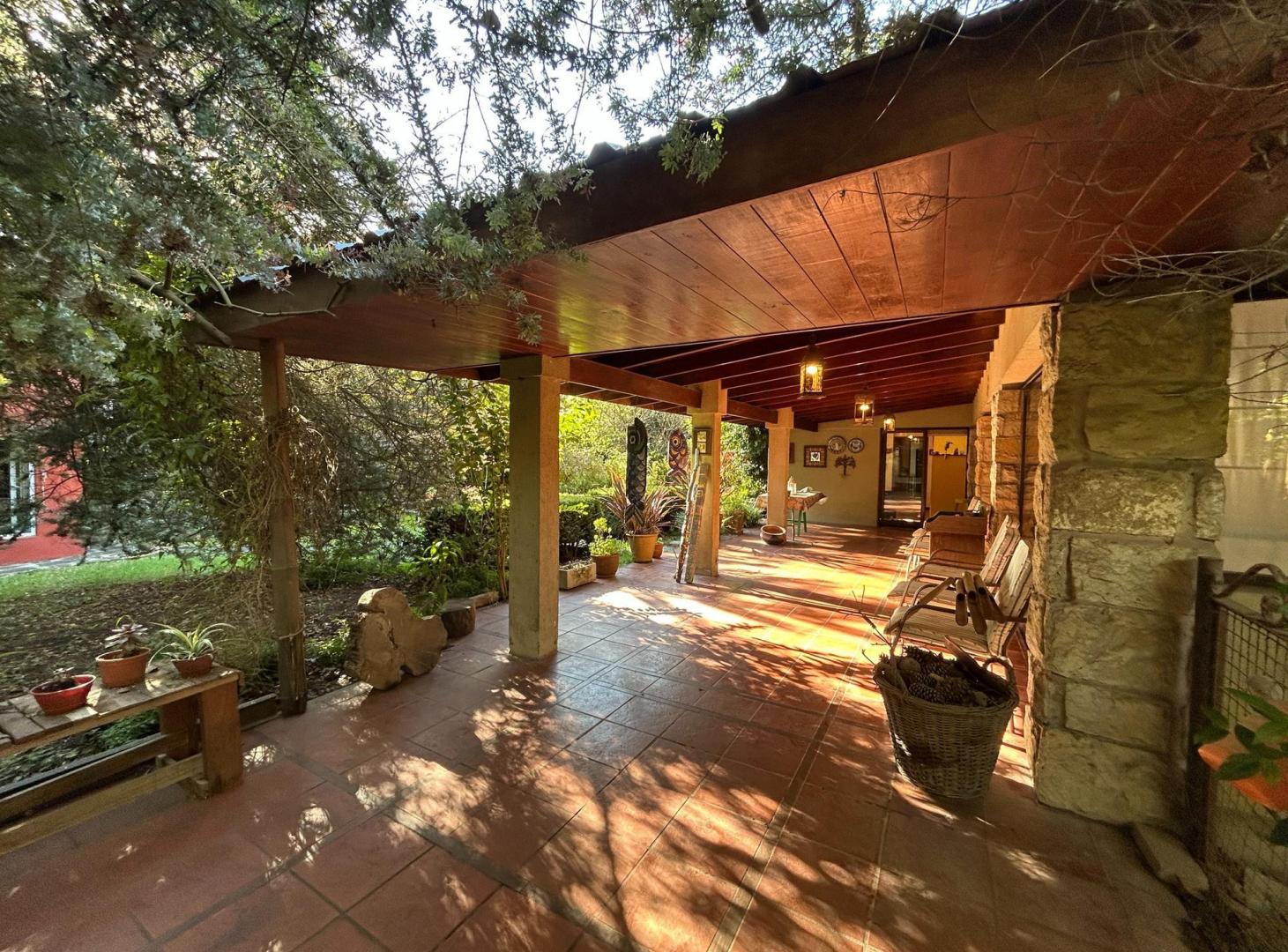 Foto de Chalet 6 ambientes con quincho y cochera + Departamento en dos plantas., imagen 2