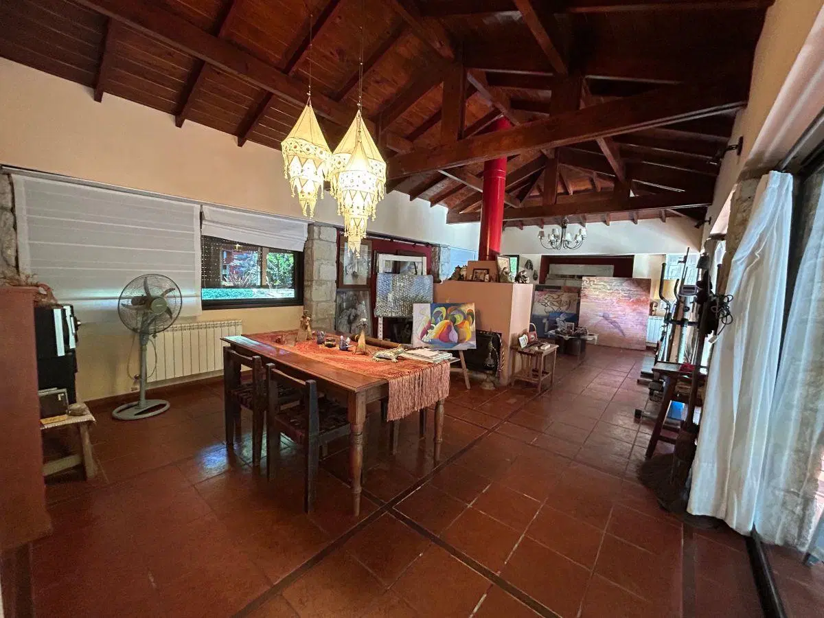 Chalet 6 ambientes con quincho y cochera + Departamento en dos plantas. 3