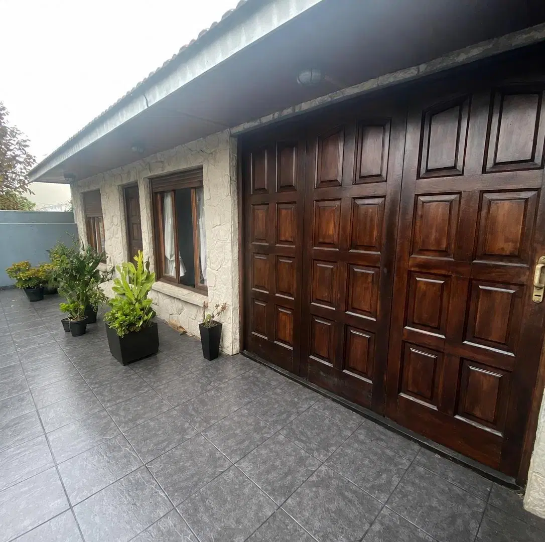 VENTA CASA 3 AMBIENTES CON GARAGE Y PARQUE. HERNANDARIAS AL 5800, BARRIO LAS AVENIDAS 1