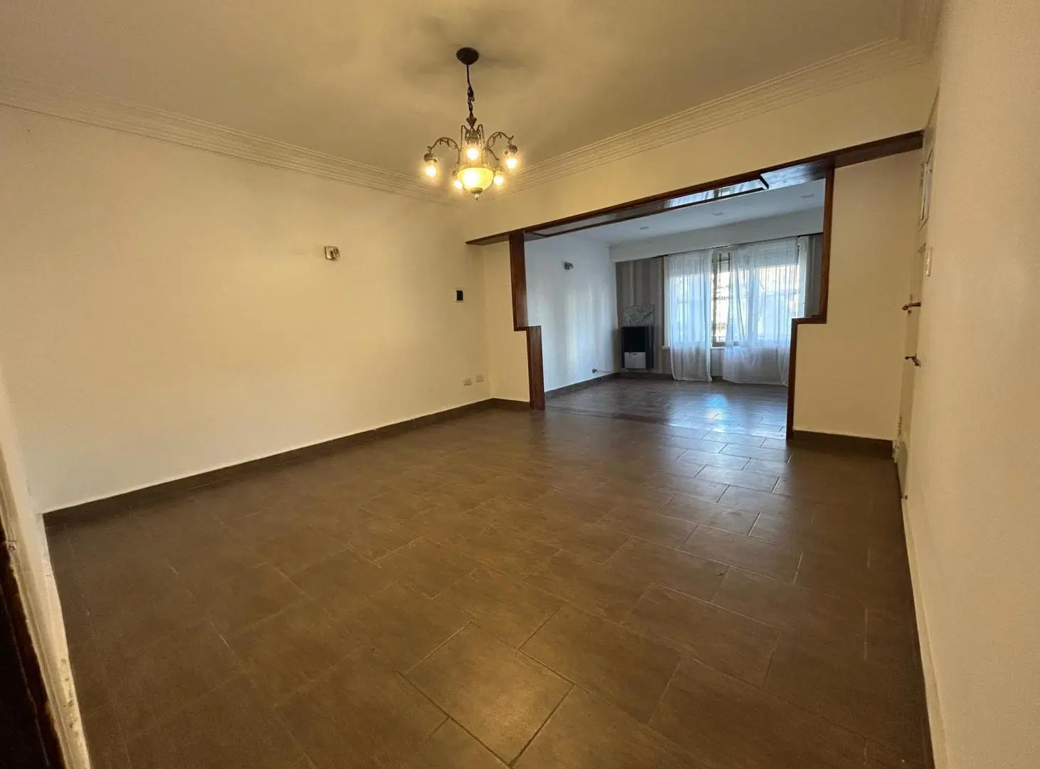 Chalet 4 ambientes con patio y cochera. Con departamento 2 ambientes en planta alta. Pinos de Anchor 5