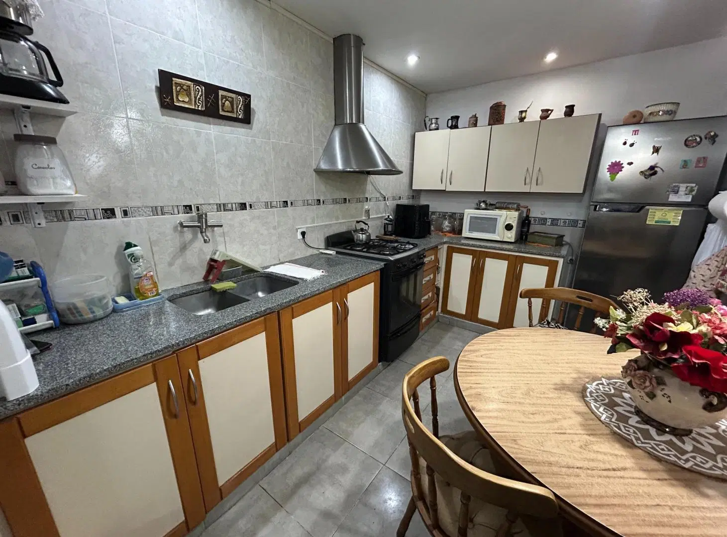 Venta casa de 3 ambientes mas 2 departamentos de dos ambientes.Barrio Constitucion 4