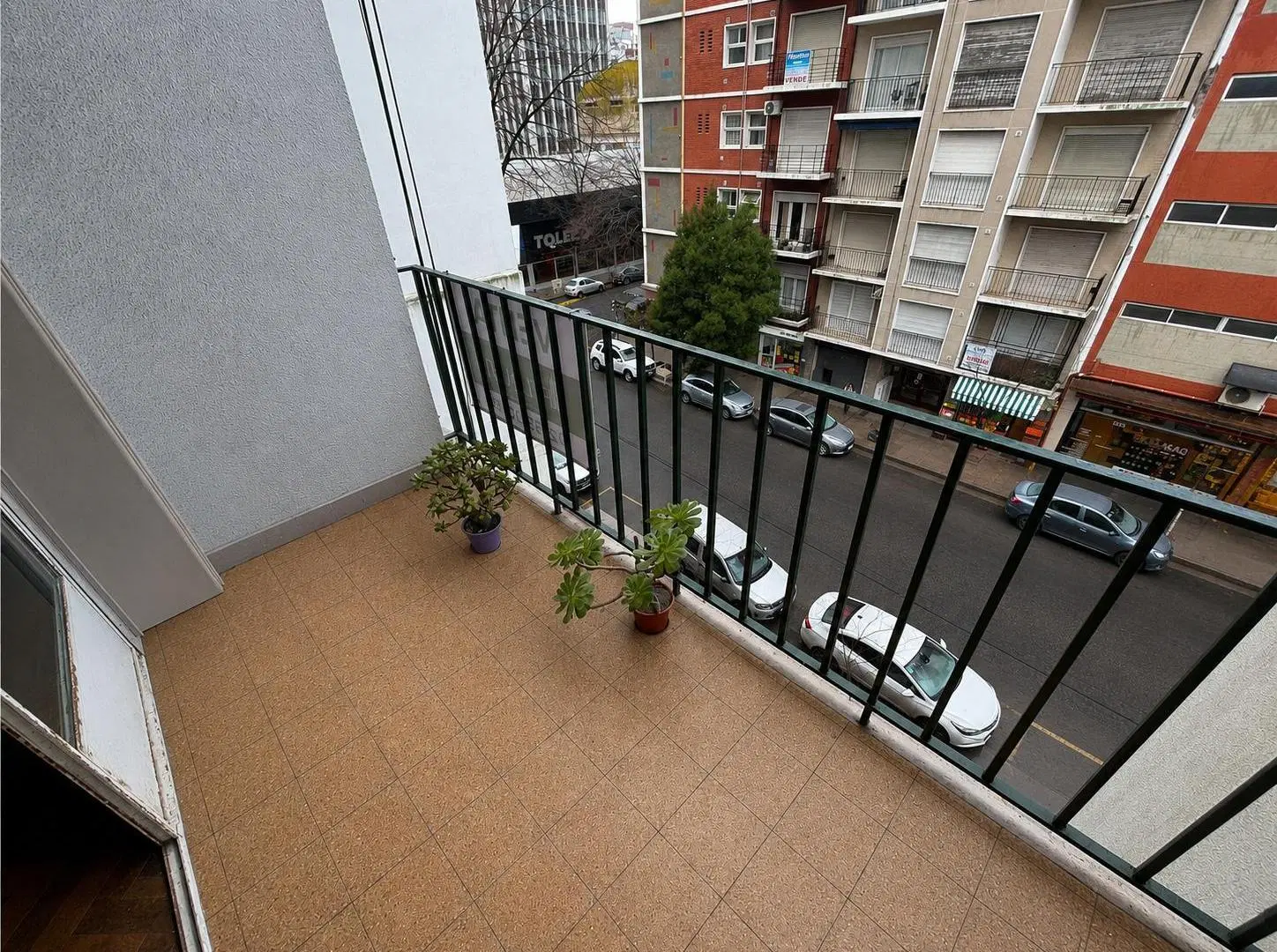 Departamento 4 ambientes con balcón saliente al frente. Plaza Colón. 3