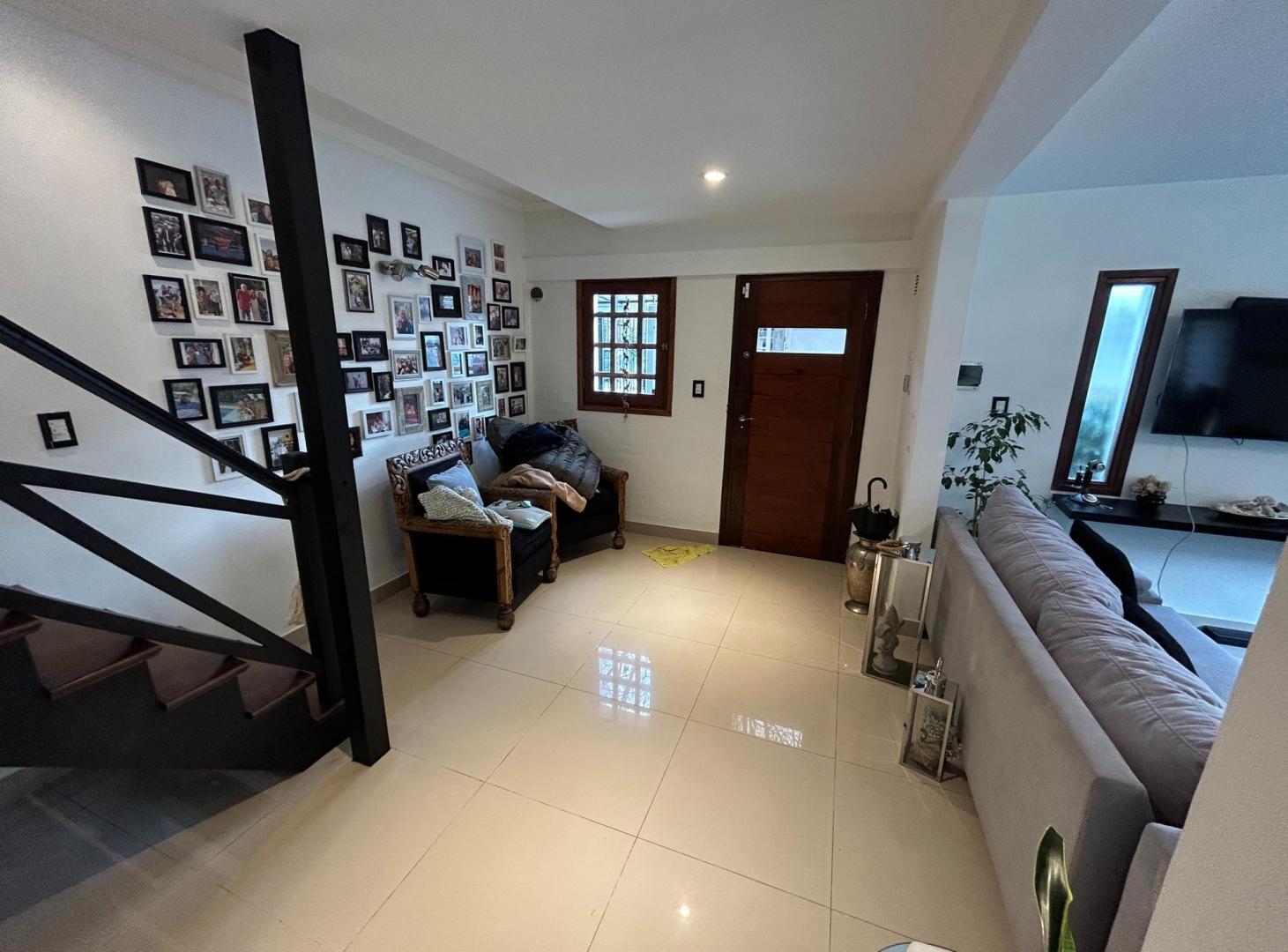 Foto de Moderno chalet en Barrio La Florida con pileta y cochera, imagen 4
