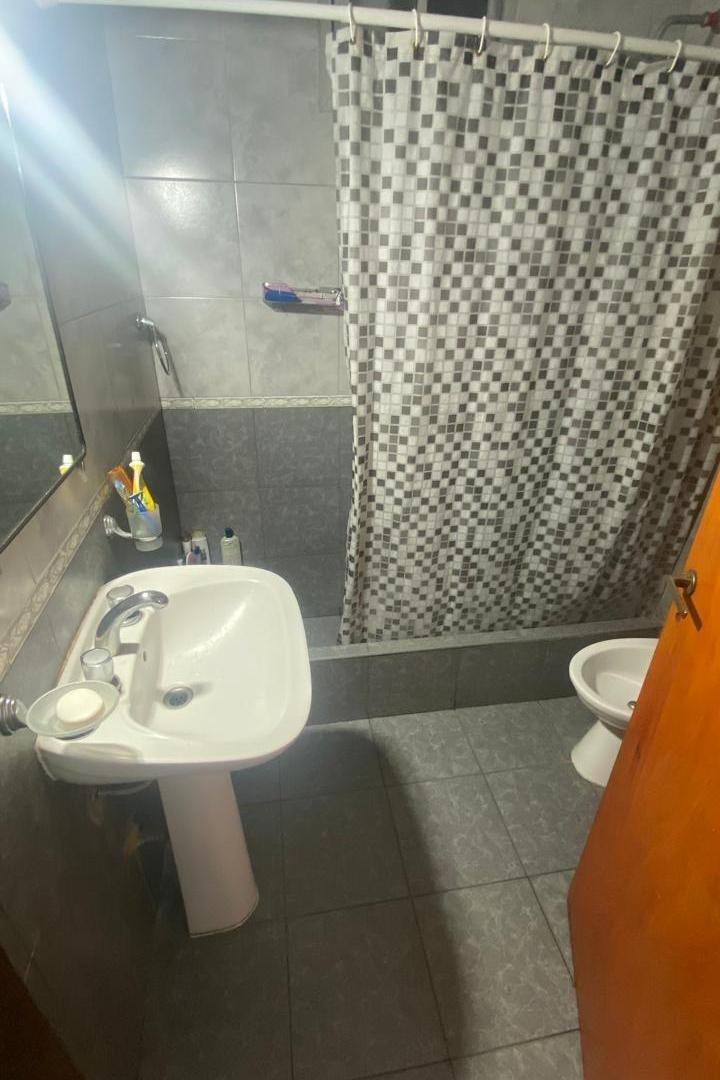Foto de VENTA CASA 3 AMBIENTES MAS DOS DEPARTAMENTOS A TERMINAR.ZONA MALVINAS, imagen 3