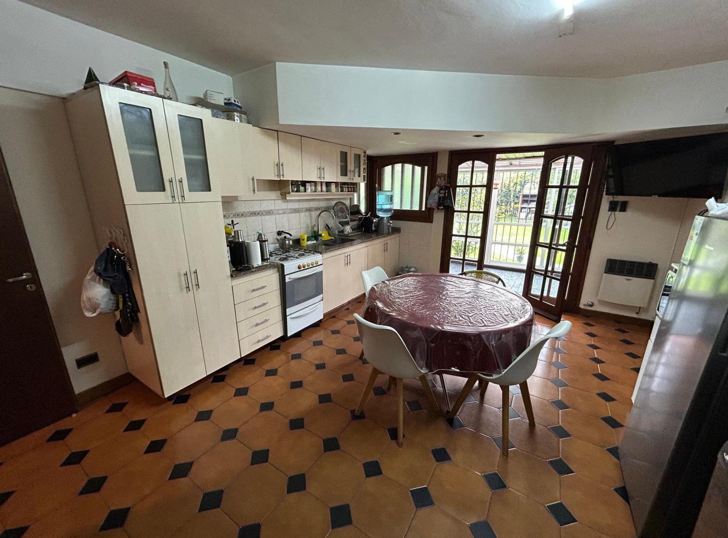 Foto de VENTA CASA 5 AMBIENTES. ZONA PARQUE LURO, imagen 2