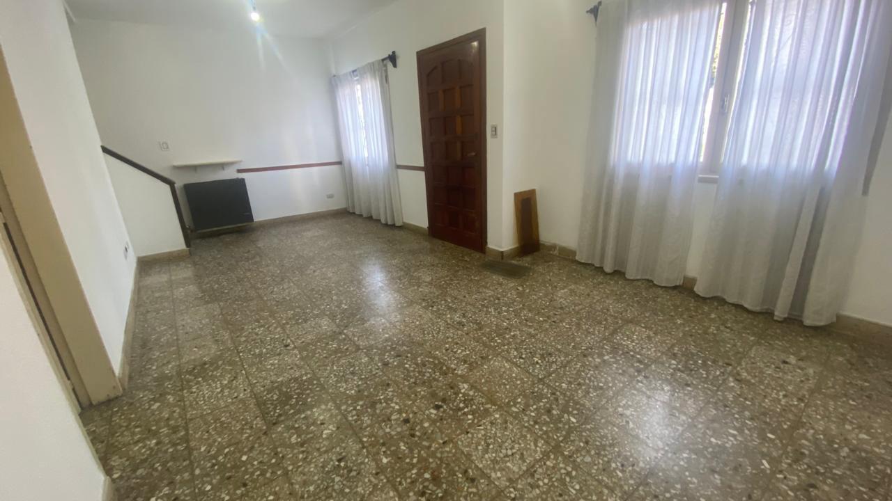 Foto de VENTA CASA 4 AMBIENTES AL FRENTE BARRIO LOS TILOS, imagen 4
