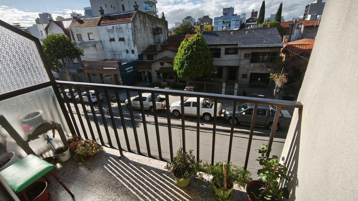 Foto de Departamento 3 ambientes con balcon al frente - Zona Aldrey, imagen 2