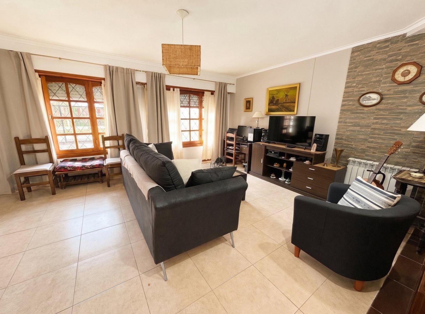 Foto de Venta casa de 3 ambientes mas 2 departamentos de dos ambientes.Barrio, imagen 1