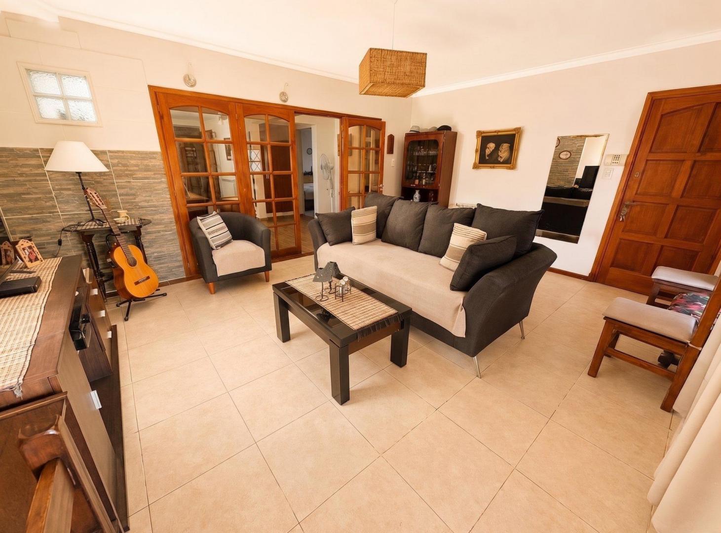 Foto de Venta casa de 3 ambientes mas 2 departamentos de dos ambientes.Barrio, imagen 4