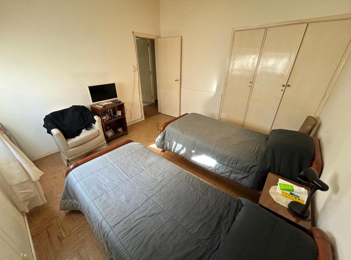Foto de Chalet en block con departamento y pileta. Barrio San Carlos, imagen 5
