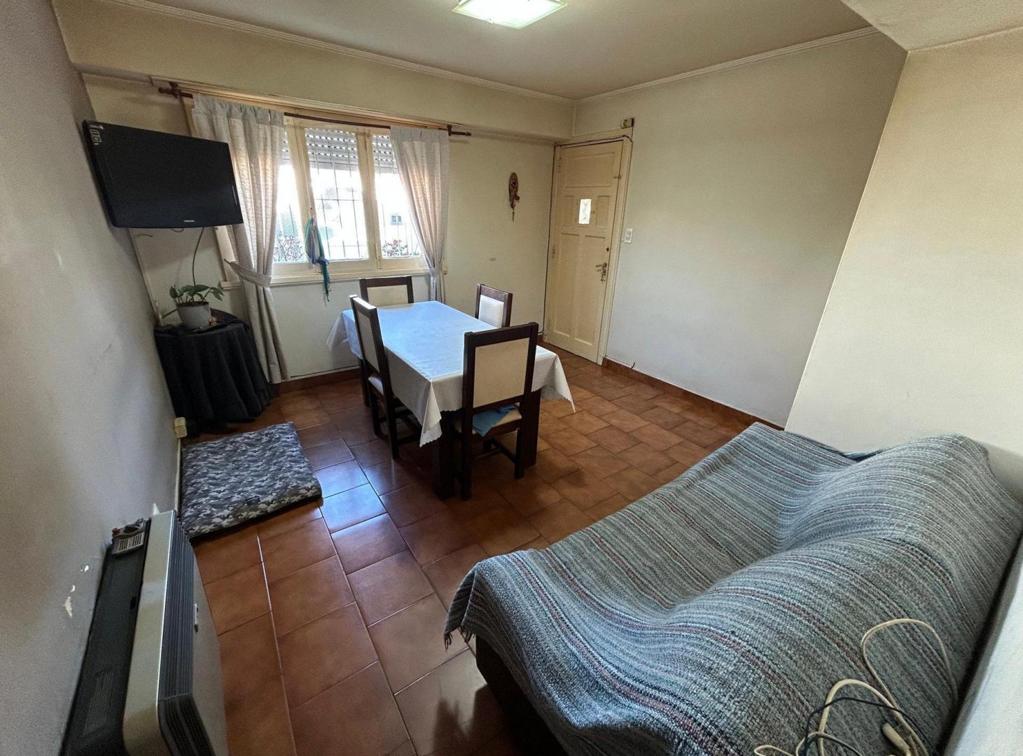 Foto de Chalet en block con departamento y pileta. Barrio San Carlos, imagen 2