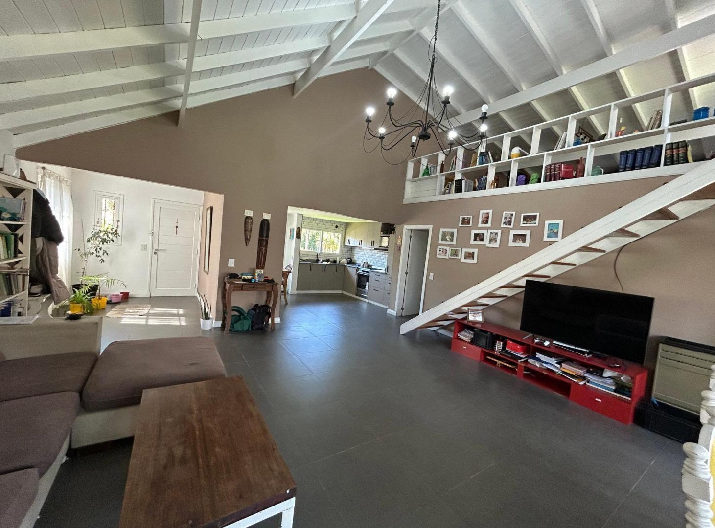 Foto de Chalet 4 ambientes con parque y cochera - Caisamar., imagen 2