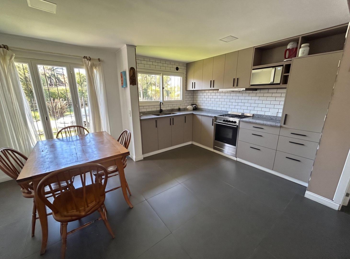 Foto de Chalet 4 ambientes con parque y cochera - Caisamar., imagen 3