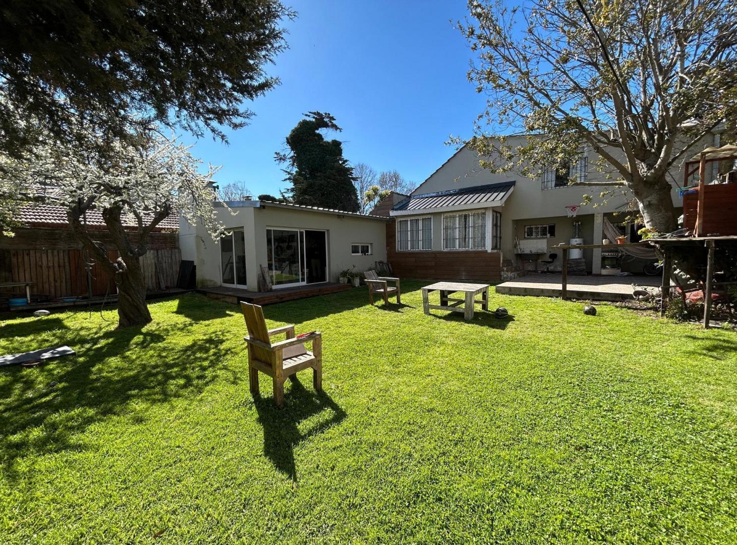 Foto de Chalet 4 ambientes con parque y cochera - Caisamar., imagen 5