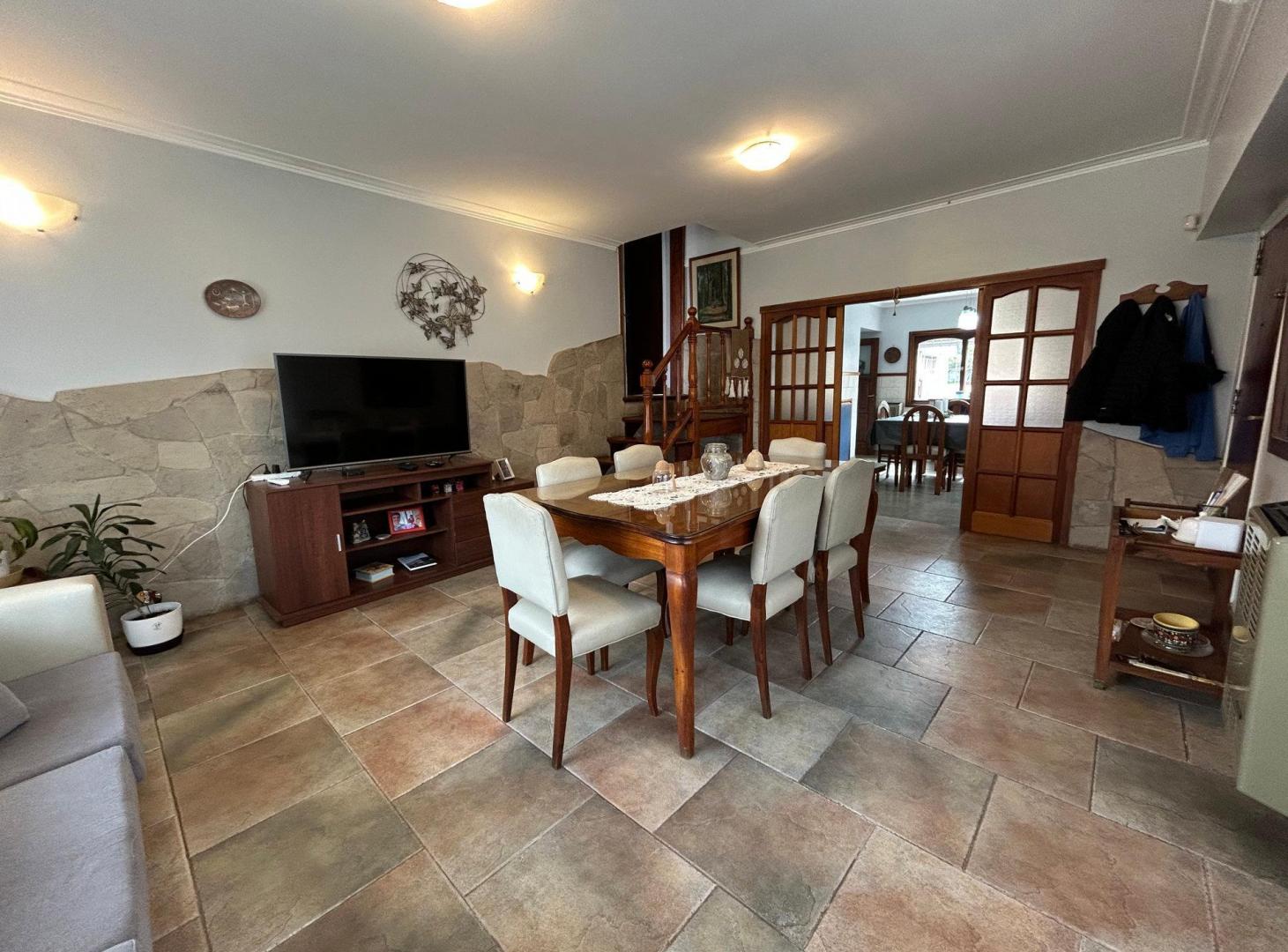 Foto de Chalet 4 ambientes con gran parque, quincho y cochera., imagen 2