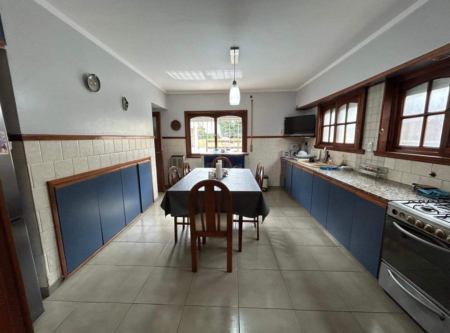 Foto de Chalet 4 ambientes con gran parque, quincho y cochera., imagen 3