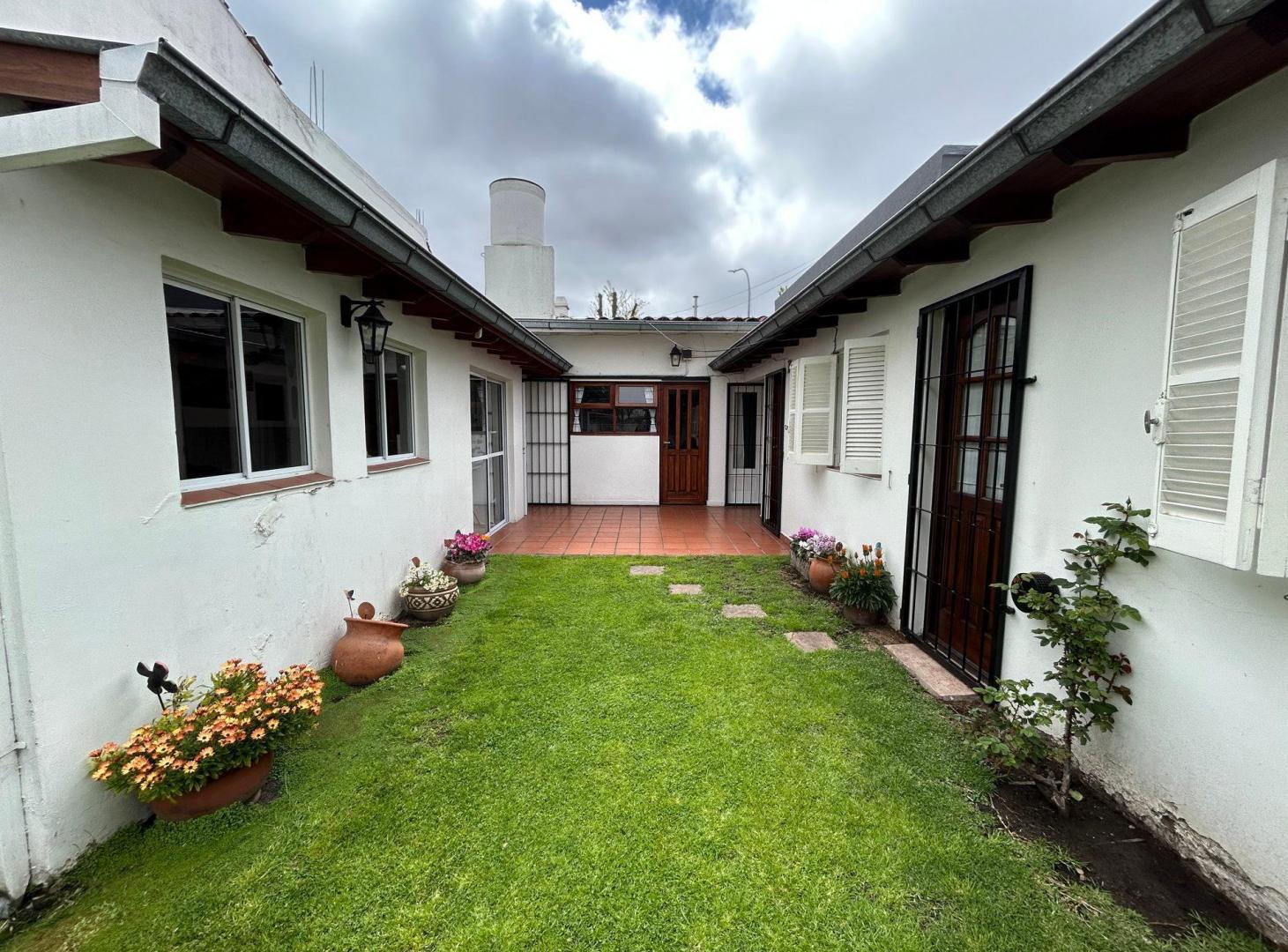 Foto de Chalet cinco ambientes con cochera doble, quincho y gran parque - San, imagen 3