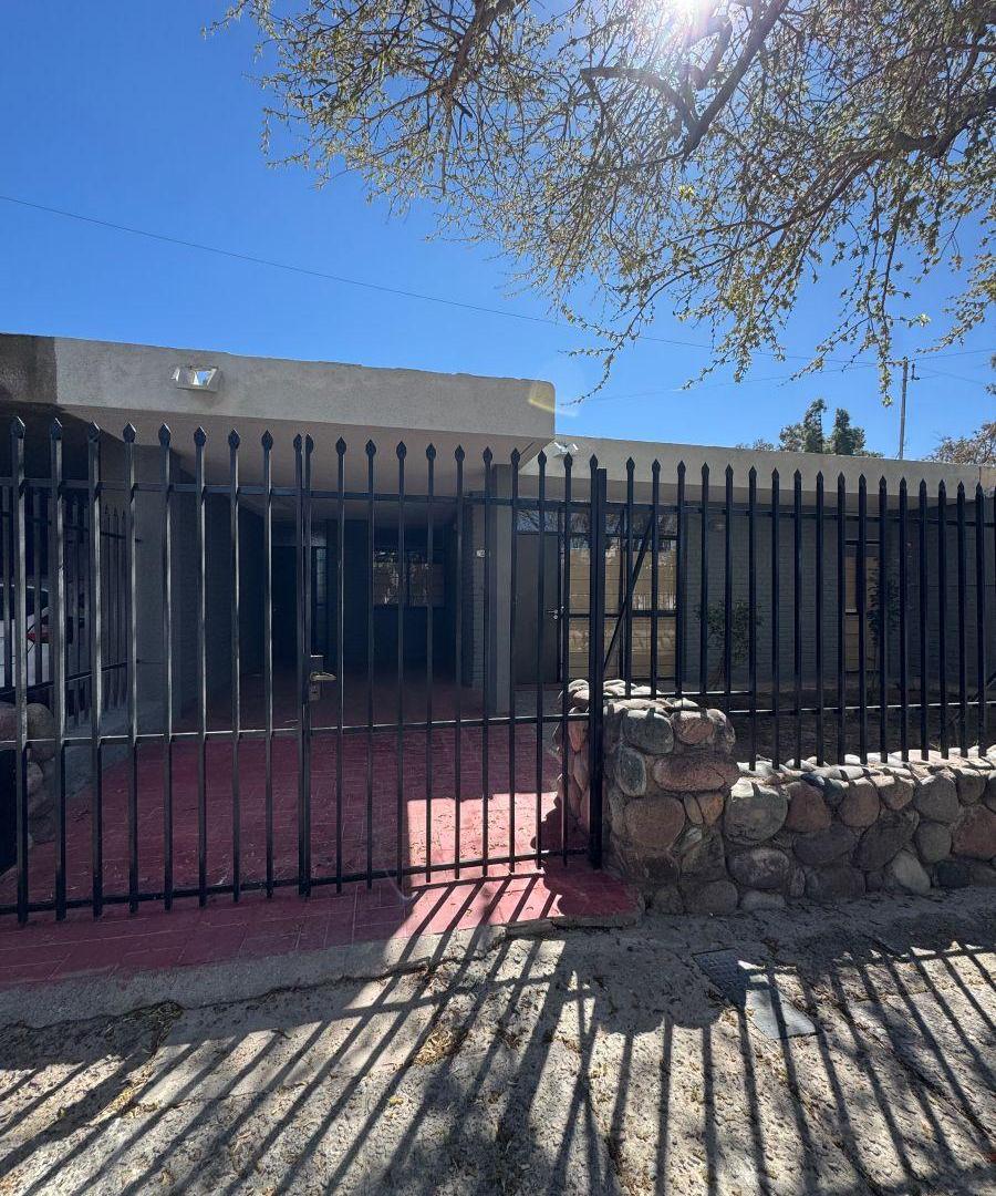 Casa 3 dormitorios en B° SUPE, Godoy Cruz – Apta crédito – Cochera doble
