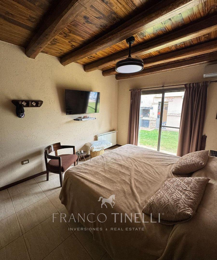 Foto de CASA EN VENTA – 3 DORMITORIOS - B° VIÑAS DEL TORREÓN, MAIPÚ - PILETA, imagen 1
