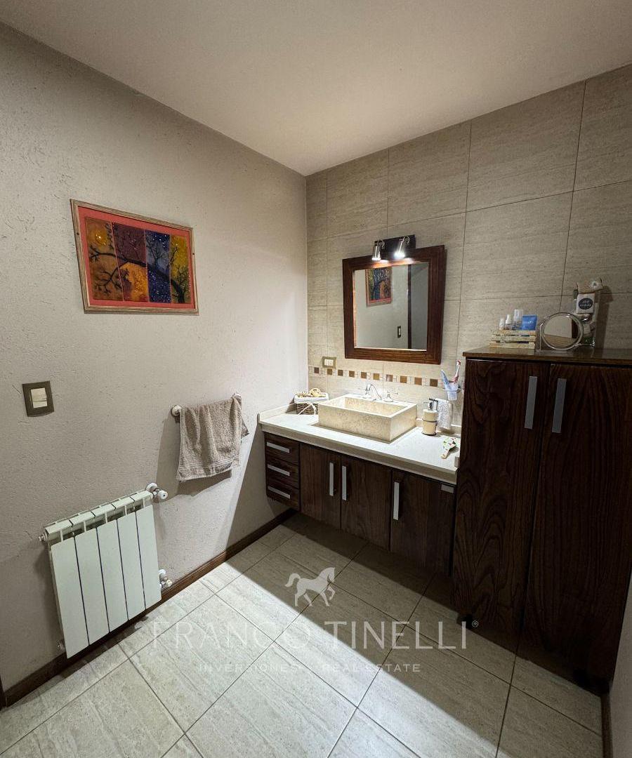 Foto de CASA EN VENTA – 3 DORMITORIOS - B° VIÑAS DEL TORREÓN, MAIPÚ - PILETA, imagen 3