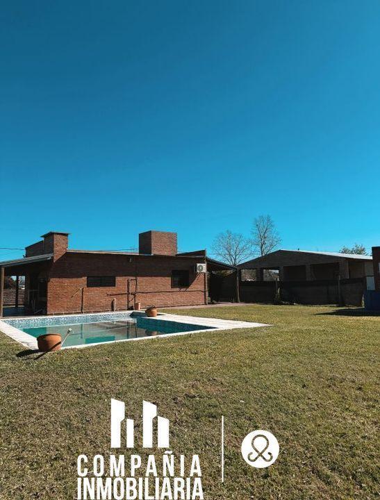 Casa en venta con 2 dormitorios, pileta y gran terreno