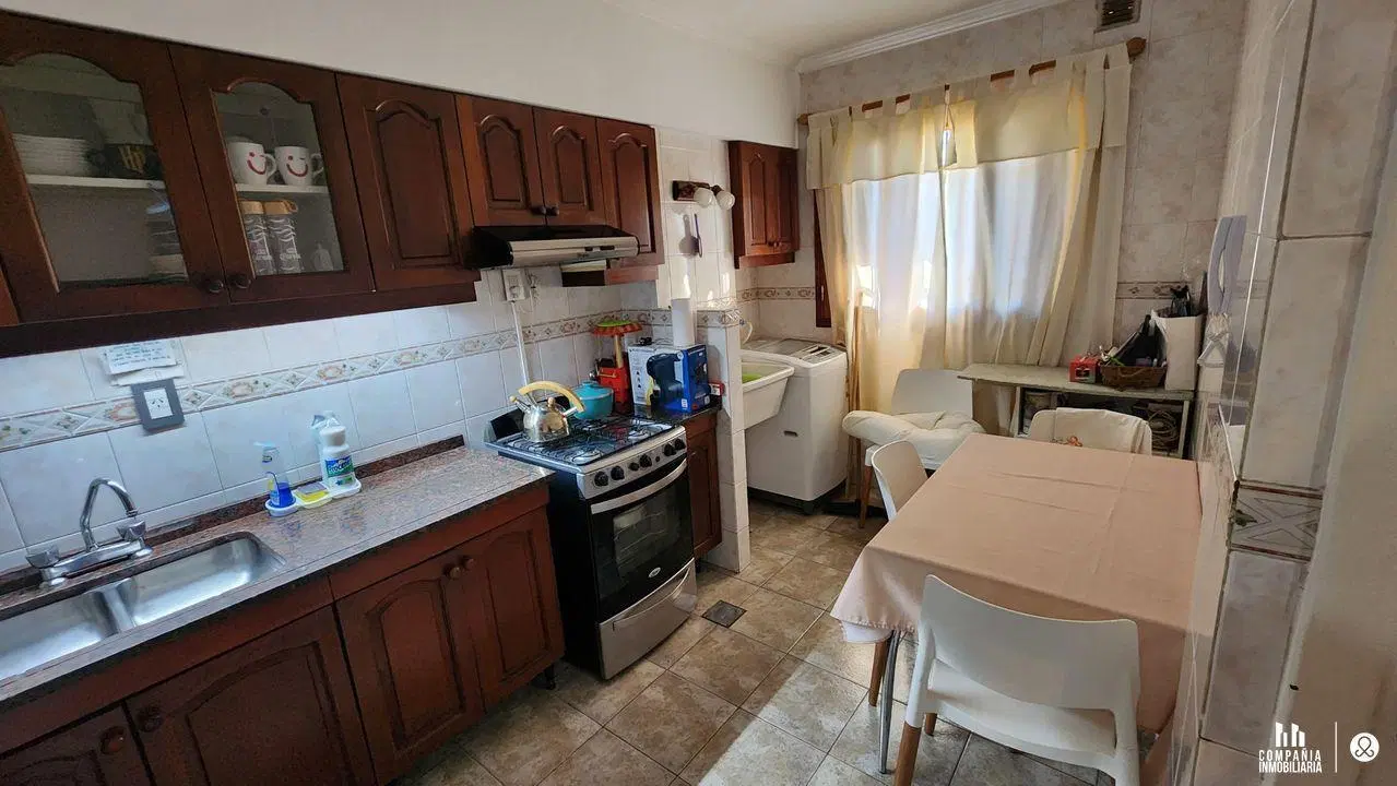 Departamento de tres dormitorios y cochera 2