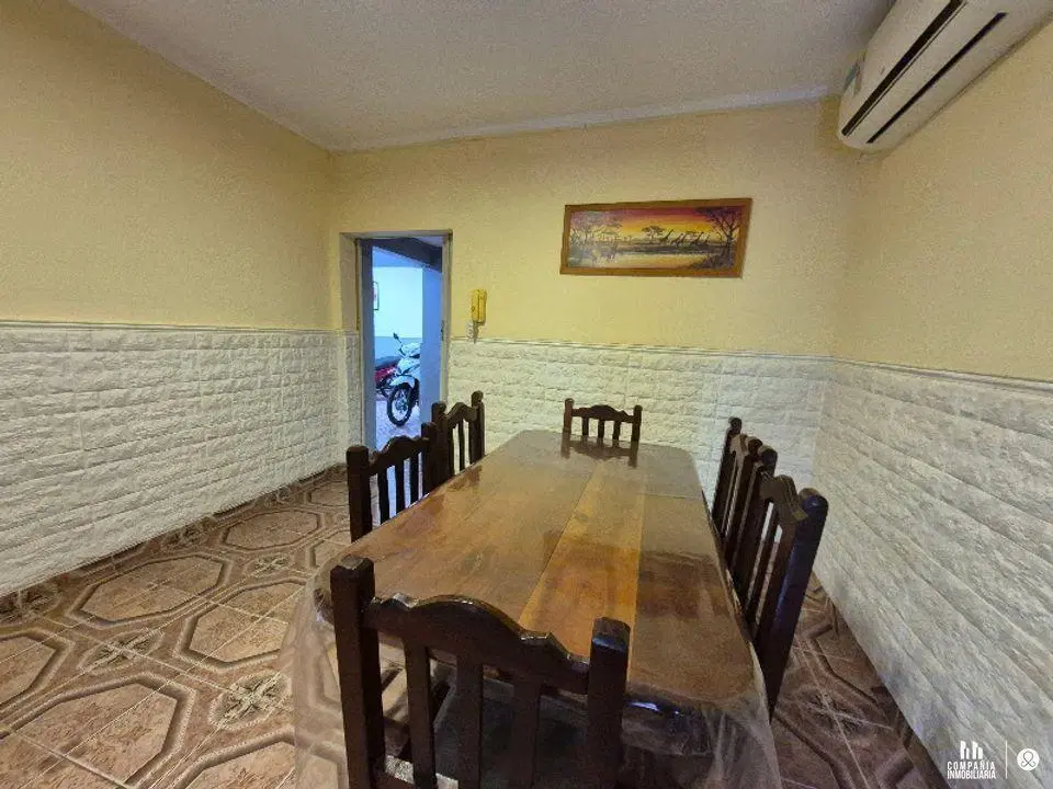 Casa al frente de 1 dormitorio y cochera Barrio Transporte 4