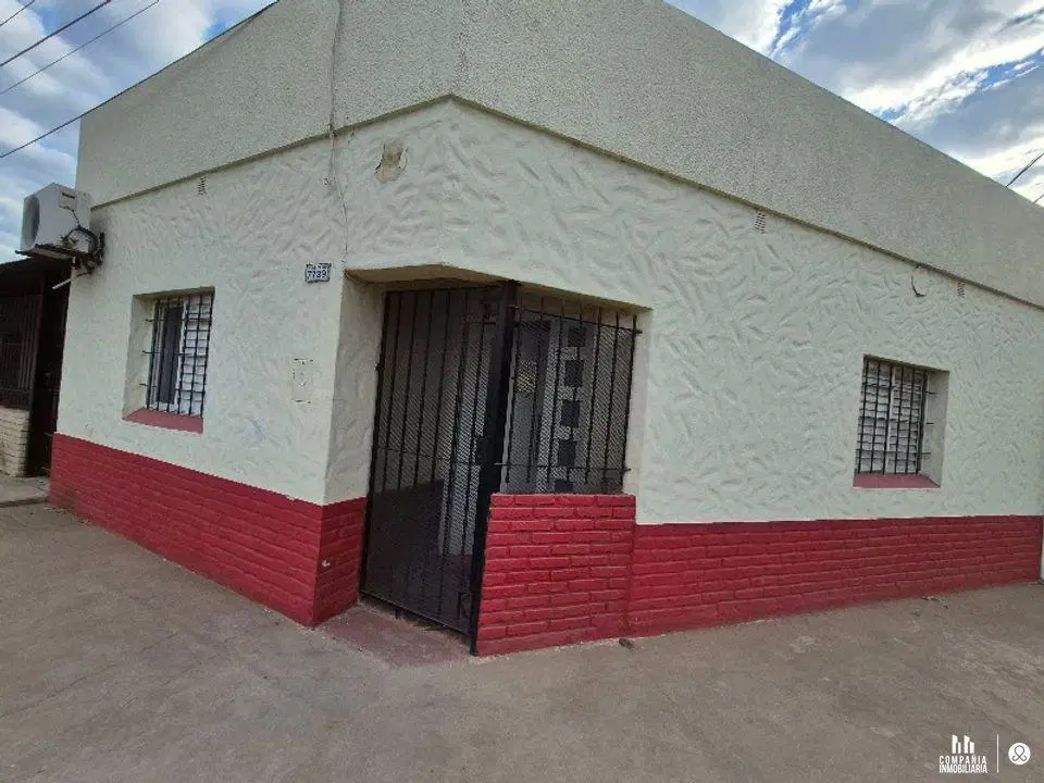 Casa al frente de 1 dormitorio y cochera Barrio Transporte 2