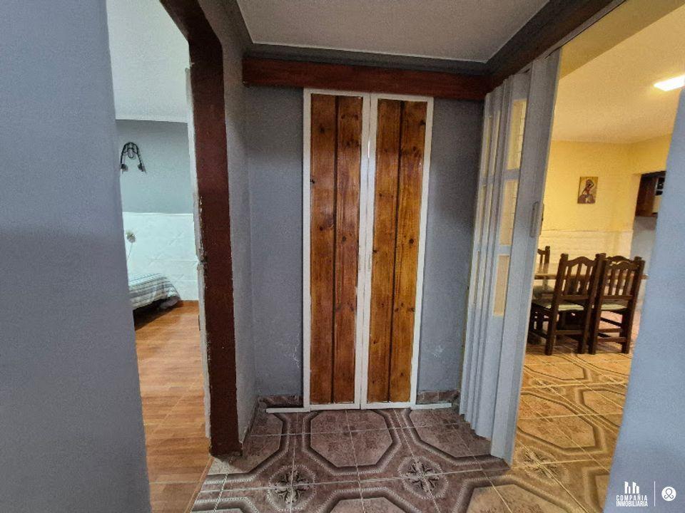 Casa al frente de 1 dormitorio y cochera Barrio Transporte