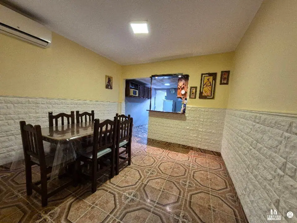 Casa al frente de 1 dormitorio y cochera Barrio Transporte 3
