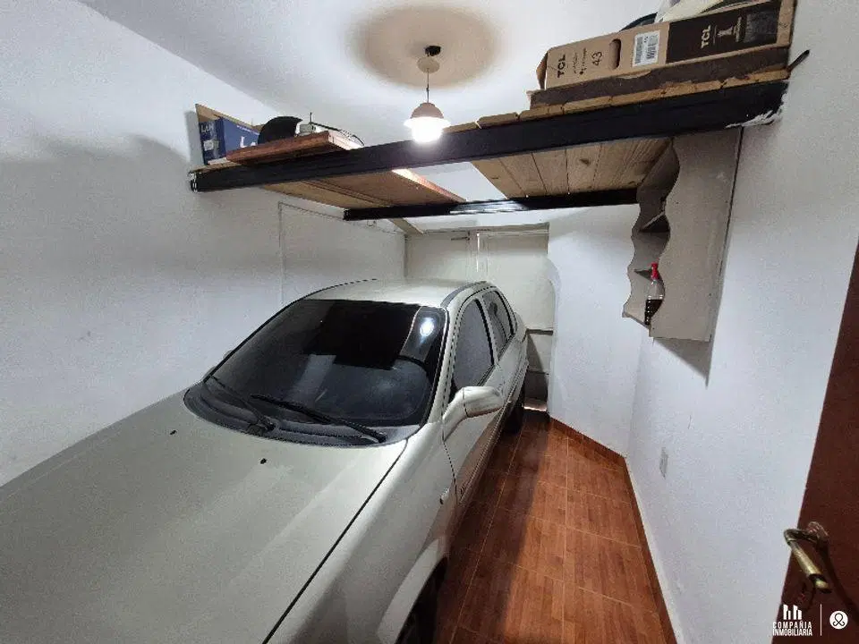 Casa al frente de 1 dormitorio y cochera Barrio Transporte 5