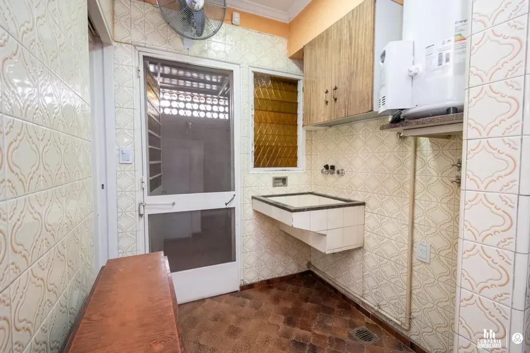 Foto de Casa en venta de 4 Dormitorios a metros de Importante Av., imagen 2