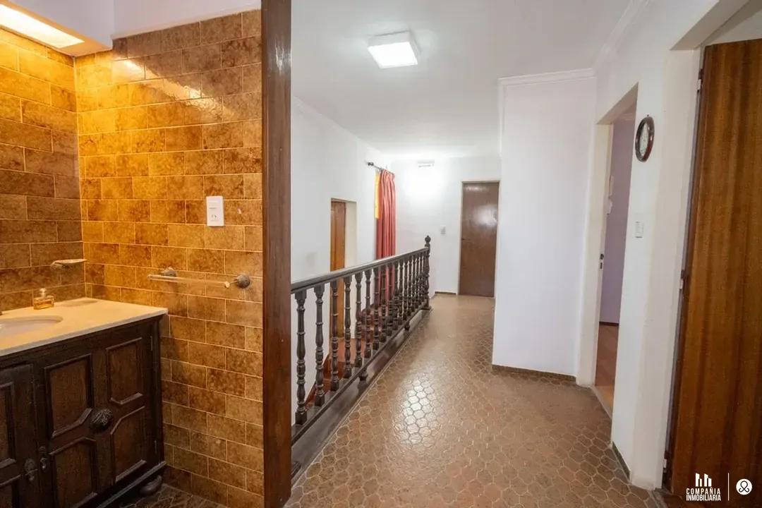 Foto de Casa en venta de 4 Dormitorios a metros de Importante Av., imagen 3