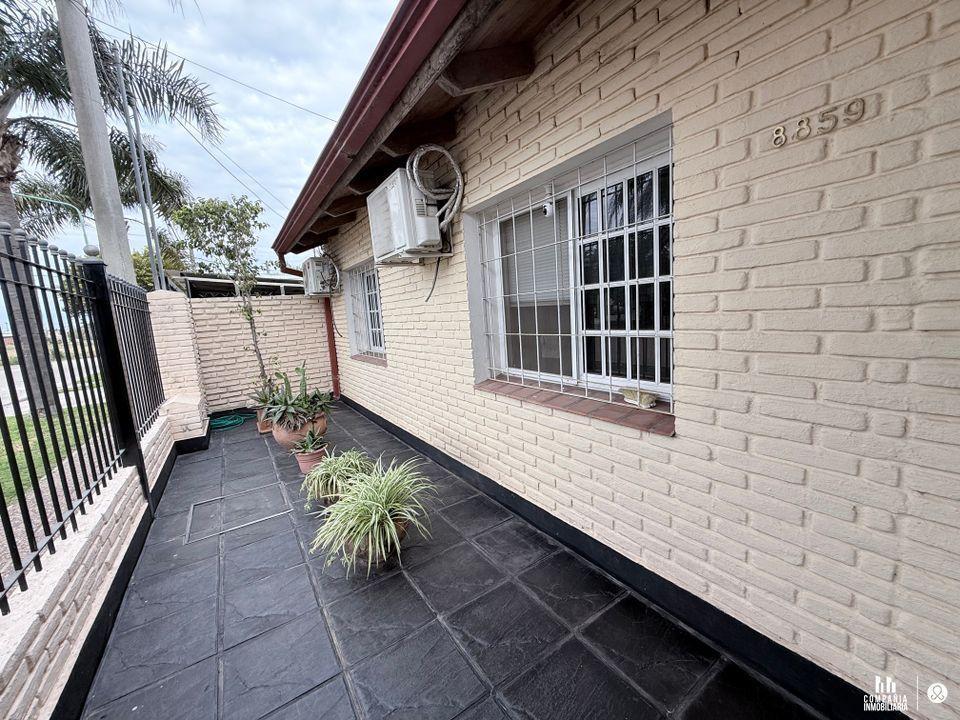 Foto de SE VENDE CASA DE 3 DORMITORIOS Y PATIO VERDE, imagen 2